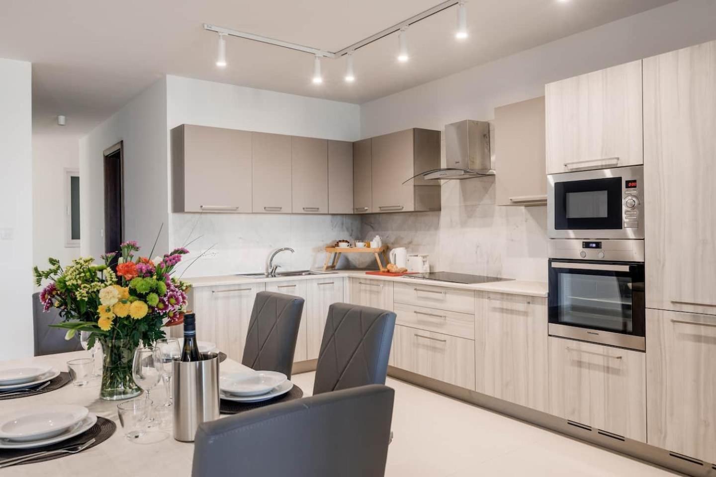 9Ten11 Seafront By Homely Mellieha Bagian luar foto