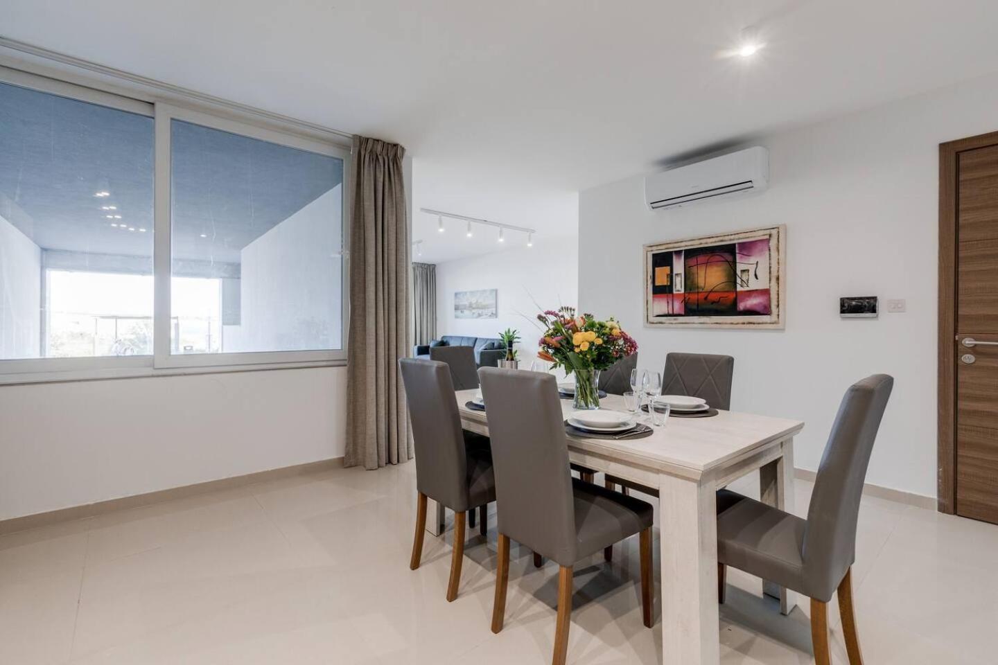 9Ten11 Seafront By Homely Mellieha Bagian luar foto
