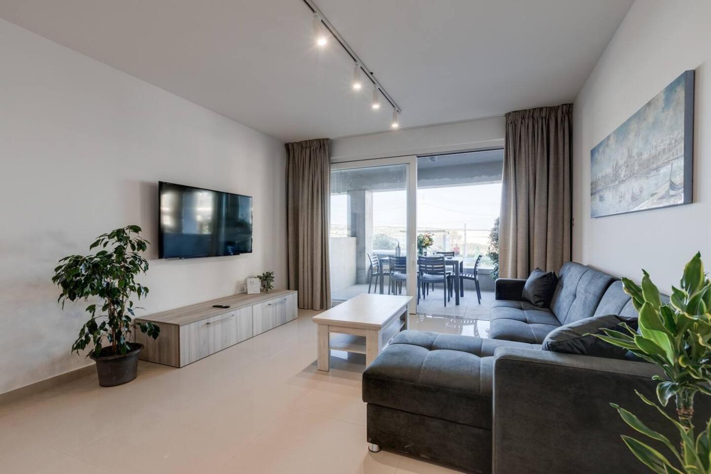 9Ten11 Seafront By Homely Mellieha Bagian luar foto