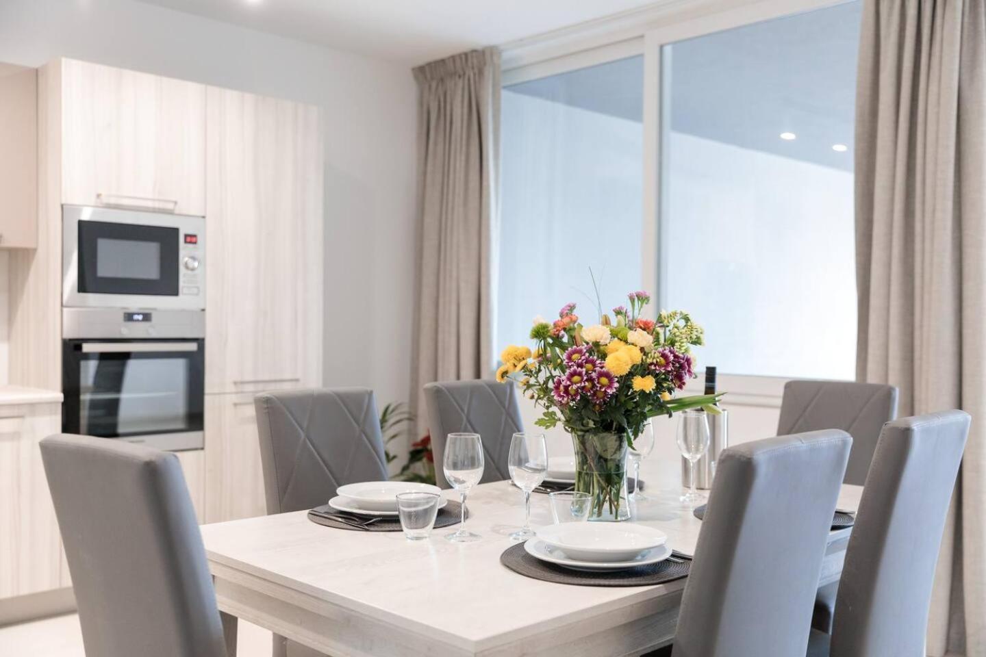 9Ten11 Seafront By Homely Mellieha Bagian luar foto
