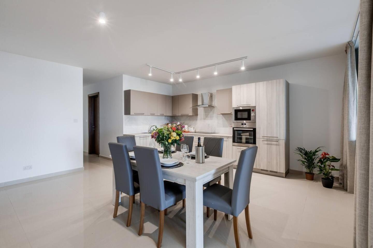 9Ten11 Seafront By Homely Mellieha Bagian luar foto