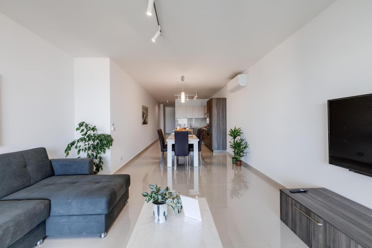 9Ten11 Seafront By Homely Mellieha Bagian luar foto