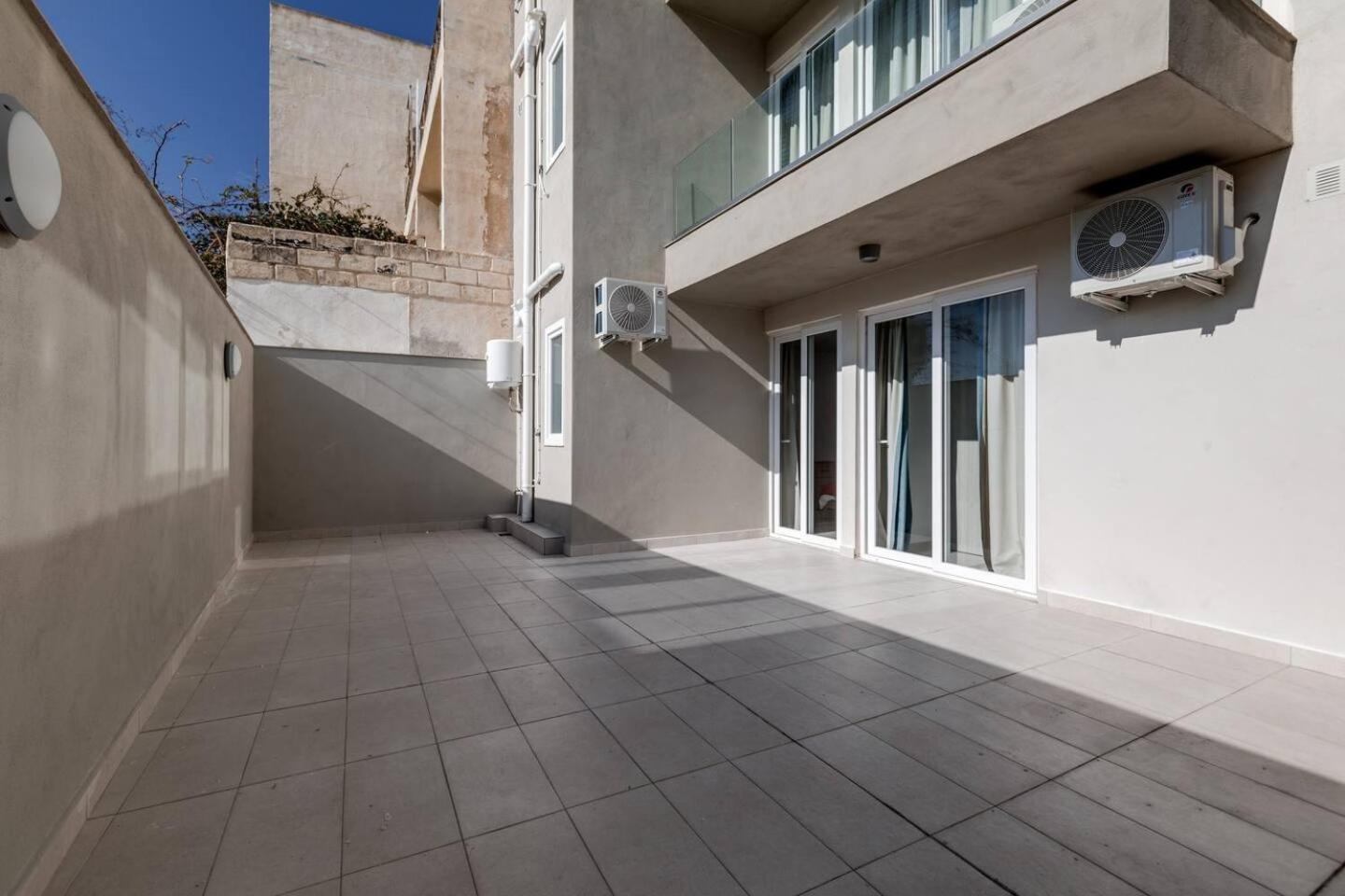 9Ten11 Seafront By Homely Mellieha Bagian luar foto