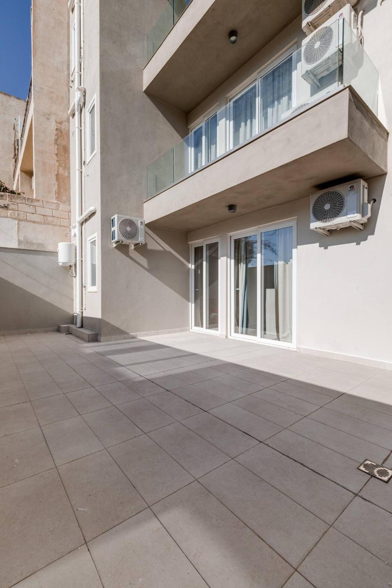 9Ten11 Seafront By Homely Mellieha Bagian luar foto