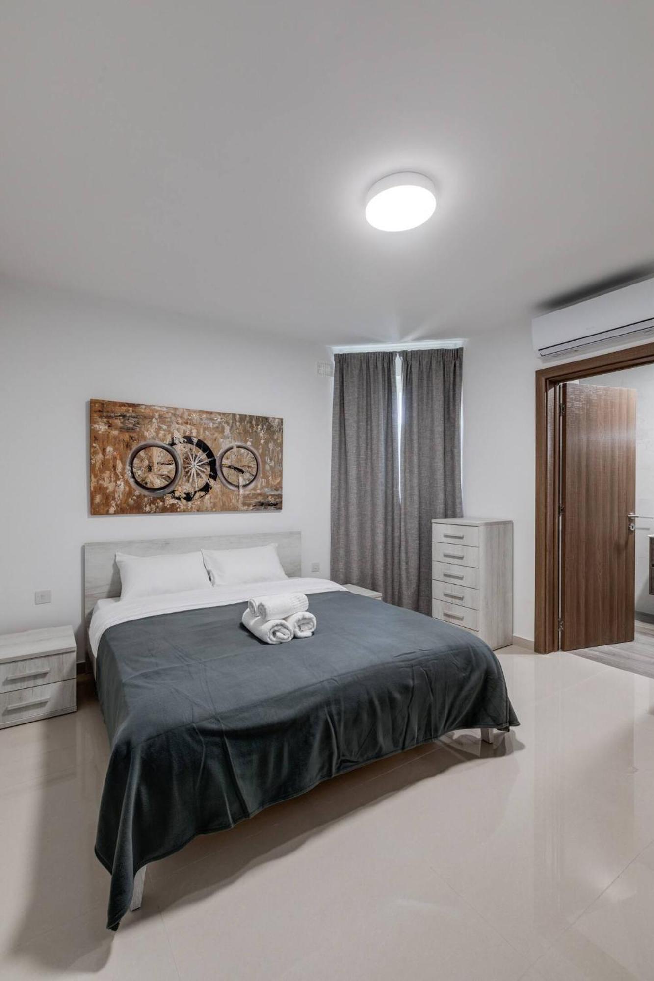9Ten11 Seafront By Homely Mellieha Bagian luar foto