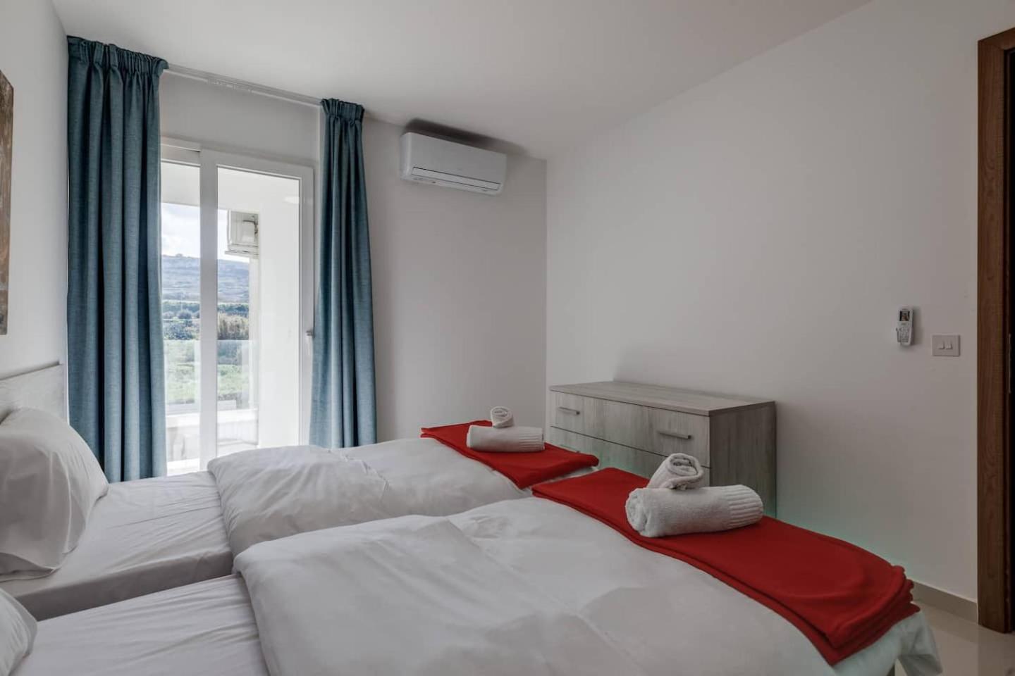 9Ten11 Seafront By Homely Mellieha Bagian luar foto