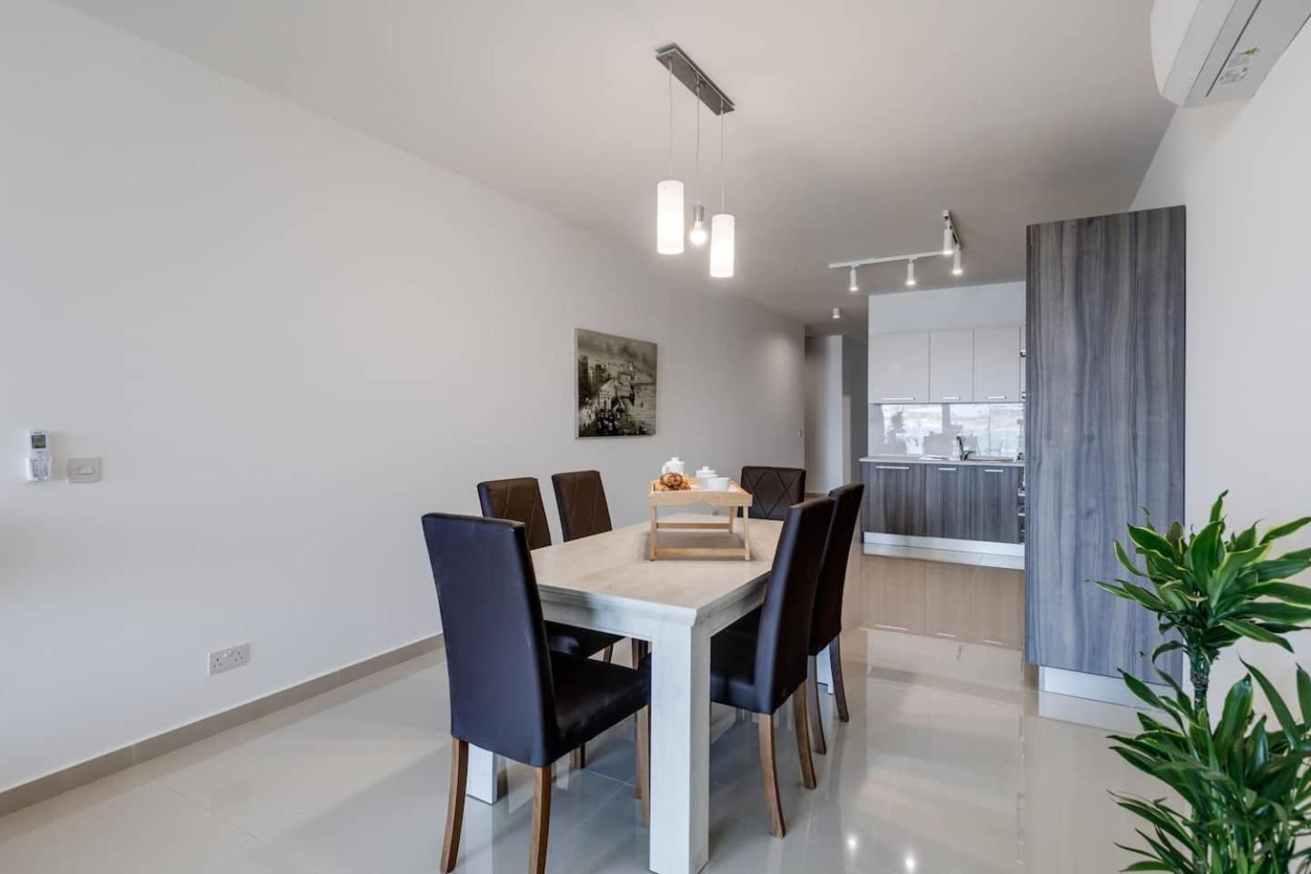9Ten11 Seafront By Homely Mellieha Bagian luar foto