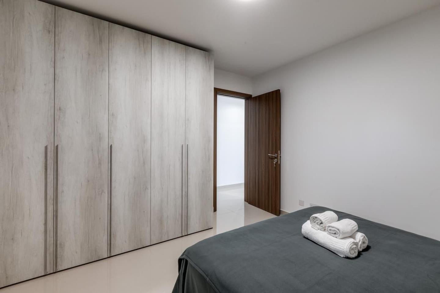 9Ten11 Seafront By Homely Mellieha Bagian luar foto
