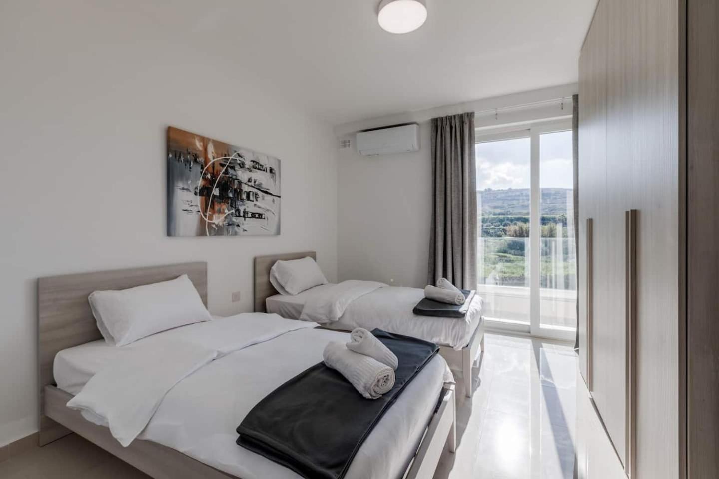 9Ten11 Seafront By Homely Mellieha Bagian luar foto
