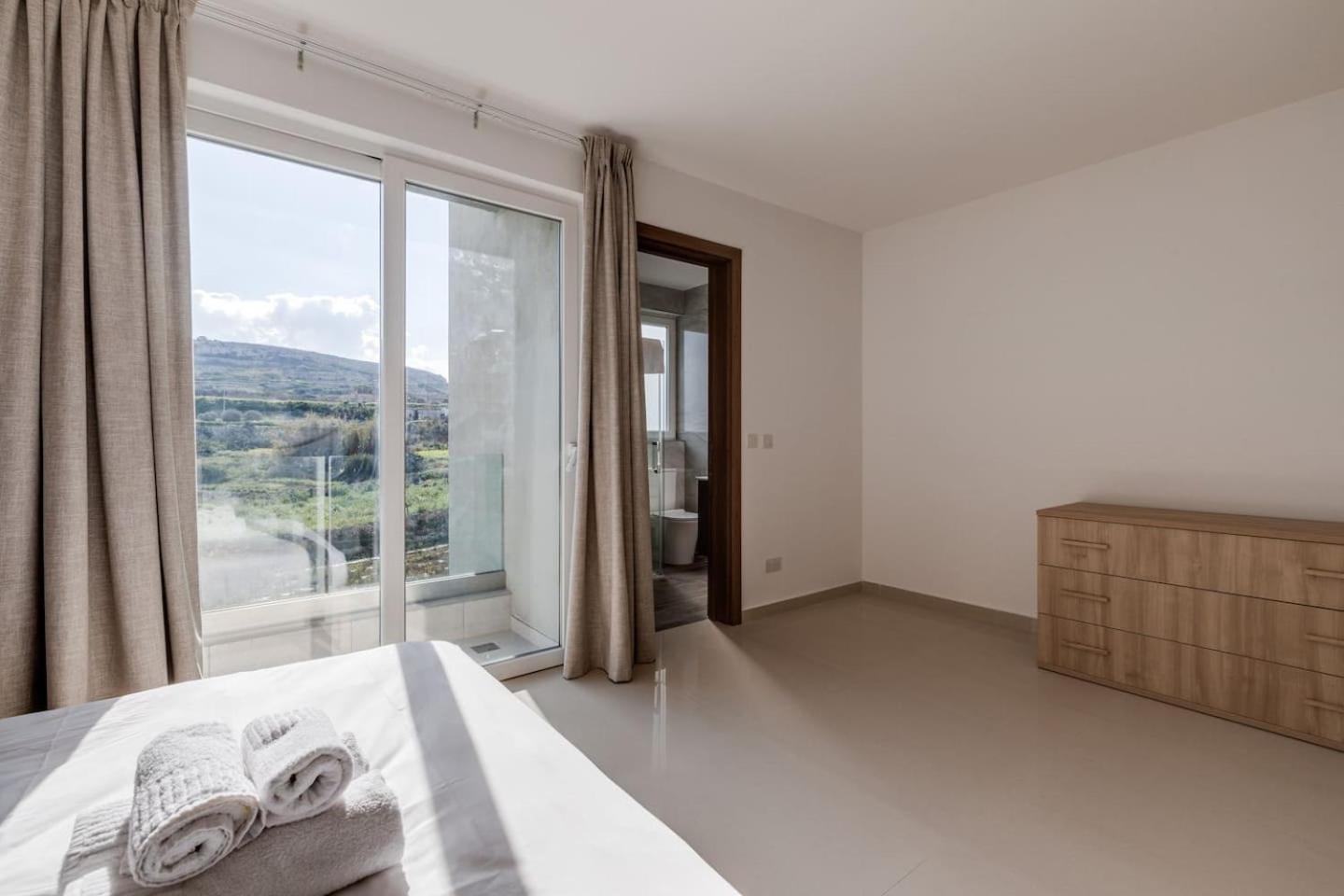 9Ten11 Seafront By Homely Mellieha Bagian luar foto