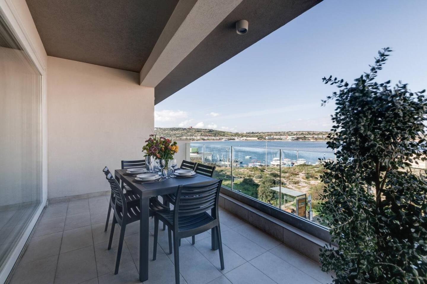 9Ten11 Seafront By Homely Mellieha Bagian luar foto