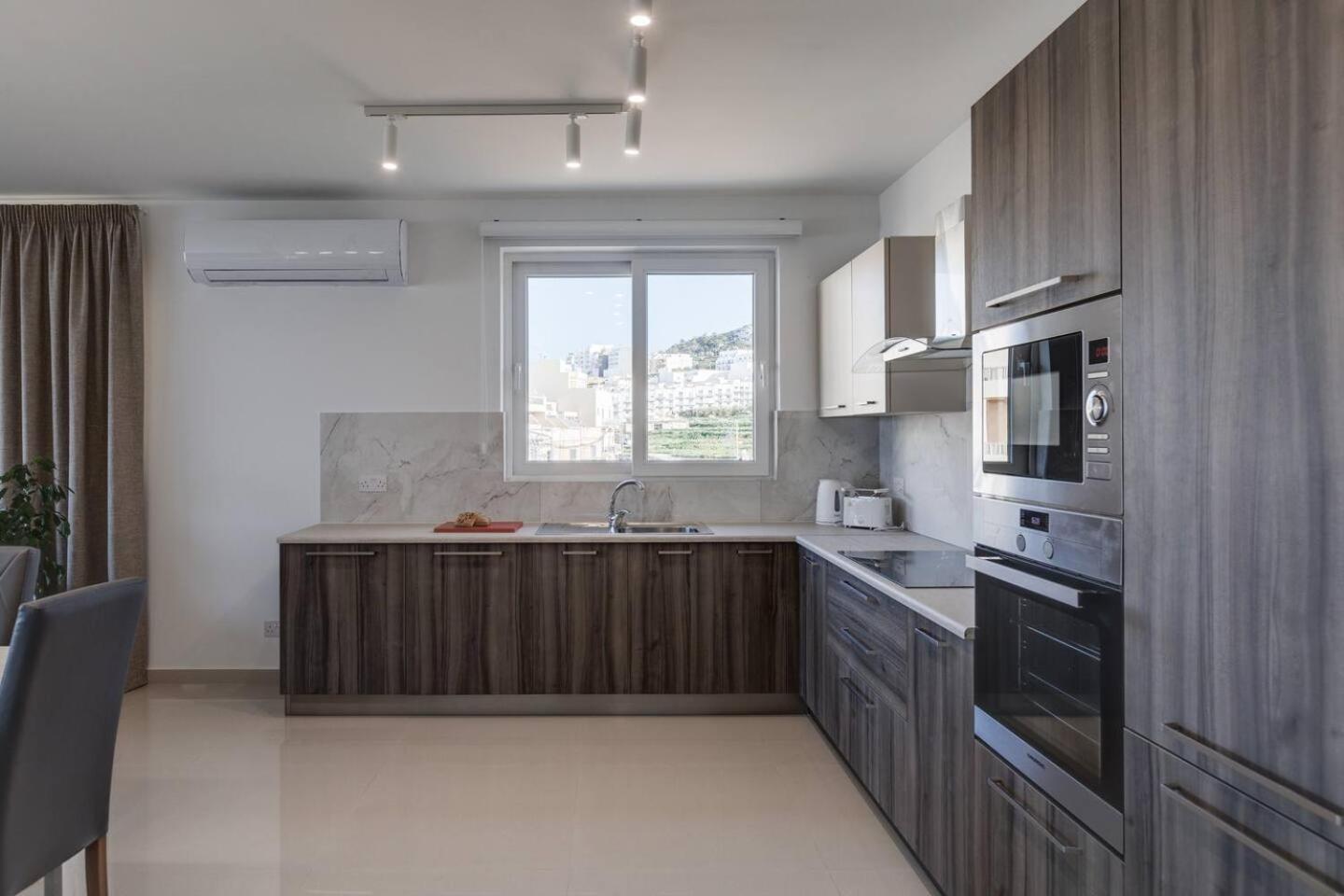 9Ten11 Seafront By Homely Mellieha Bagian luar foto