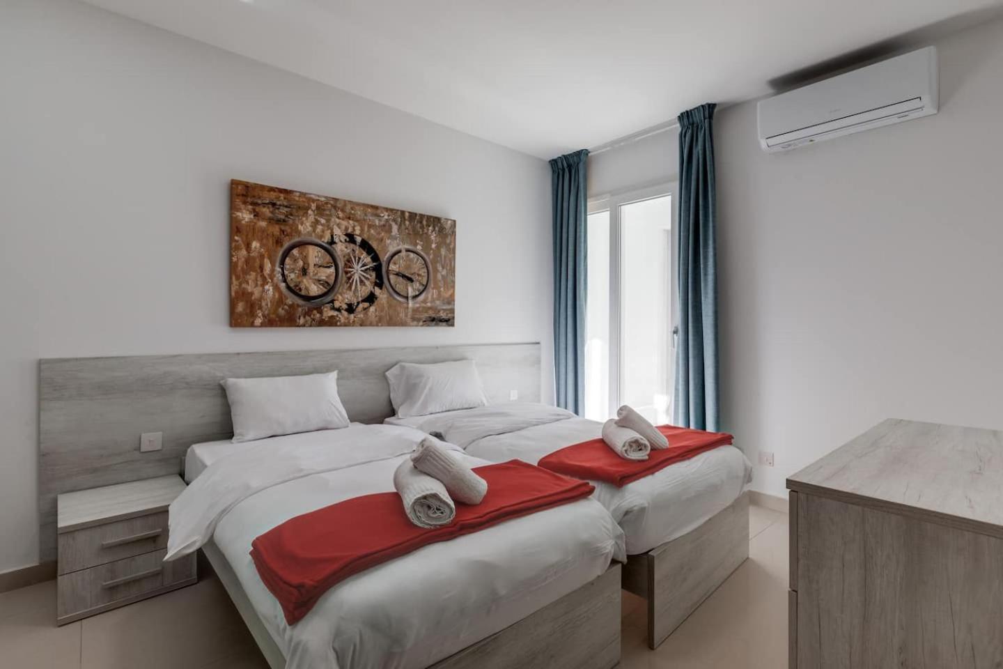 9Ten11 Seafront By Homely Mellieha Bagian luar foto