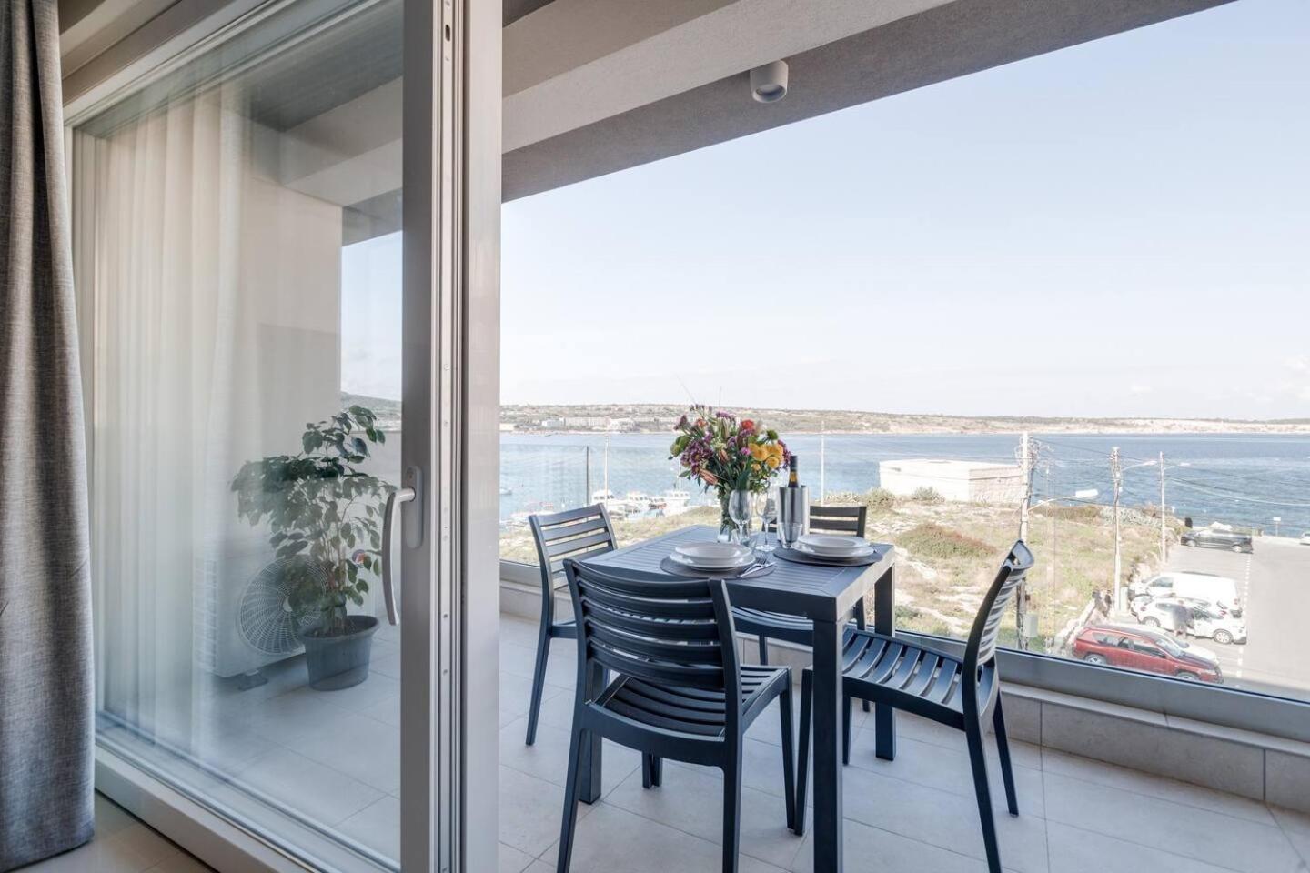 9Ten11 Seafront By Homely Mellieha Bagian luar foto