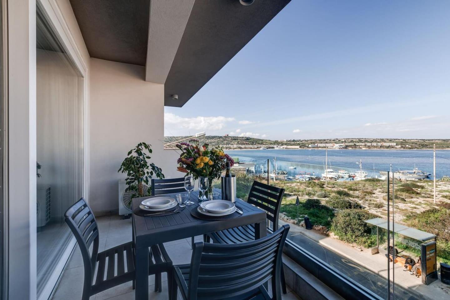 9Ten11 Seafront By Homely Mellieha Bagian luar foto