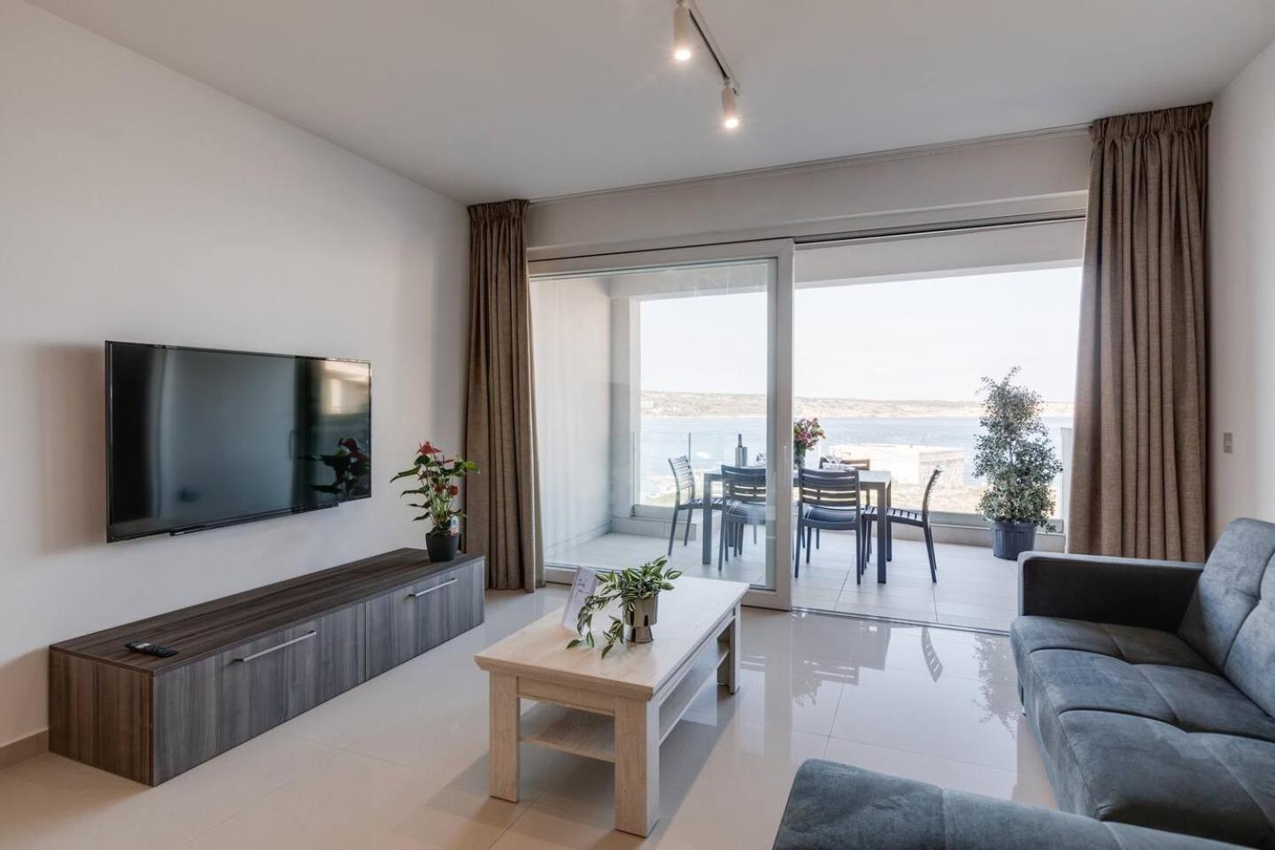 9Ten11 Seafront By Homely Mellieha Bagian luar foto