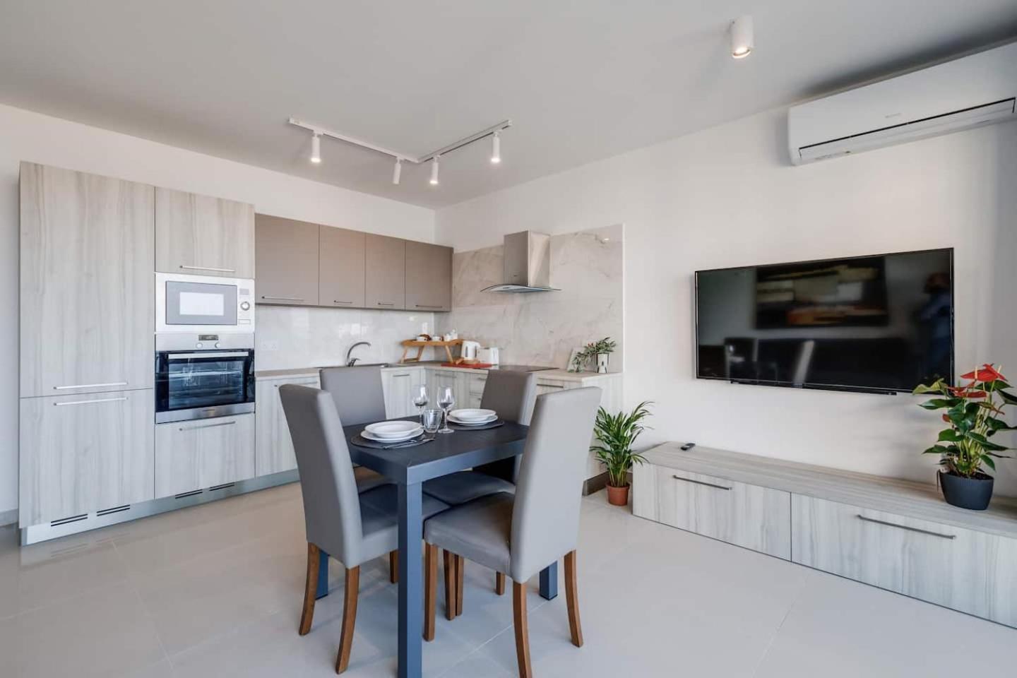 9Ten11 Seafront By Homely Mellieha Bagian luar foto