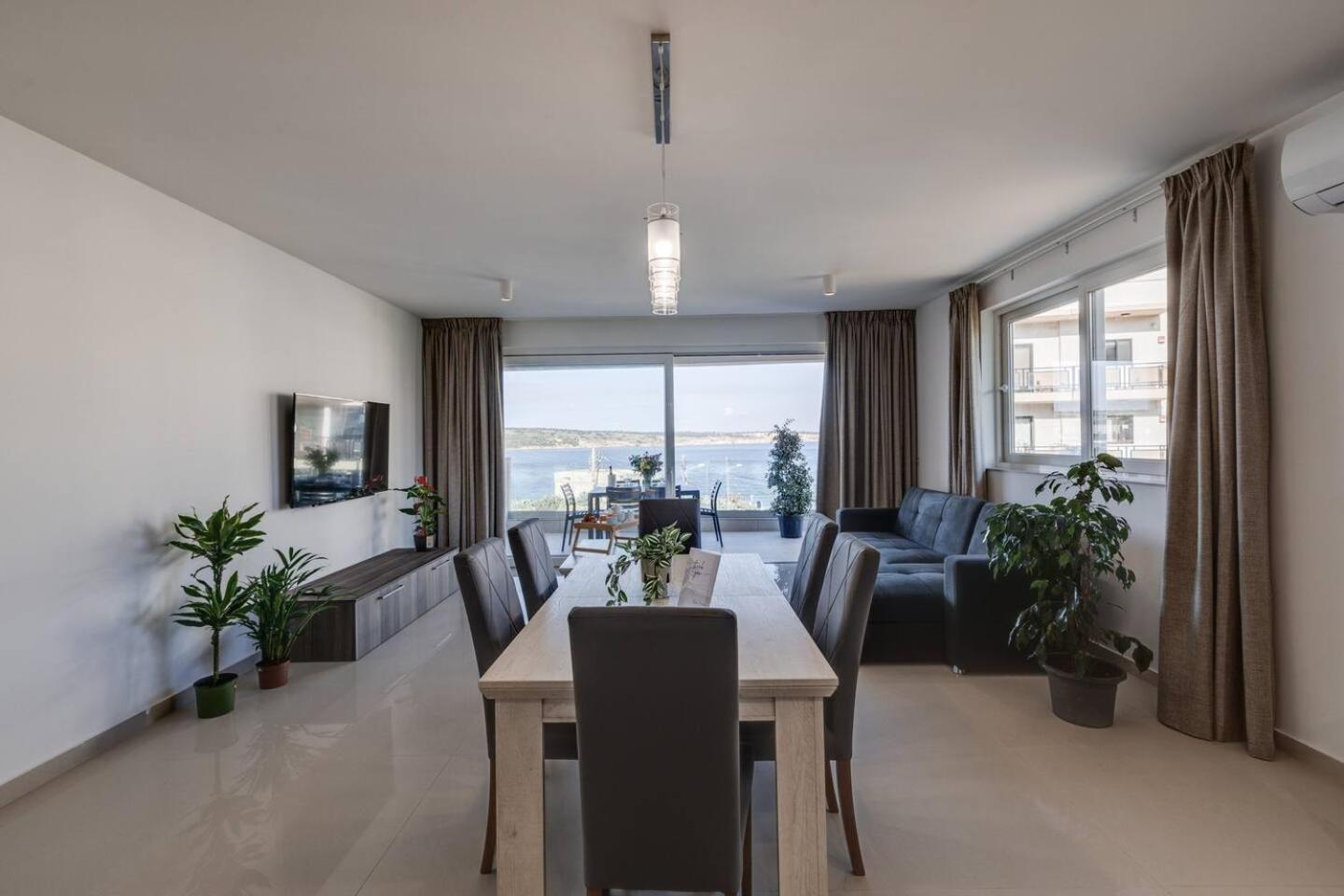 9Ten11 Seafront By Homely Mellieha Bagian luar foto