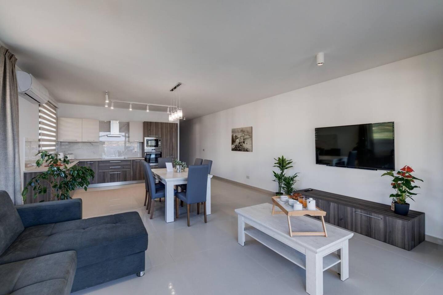 9Ten11 Seafront By Homely Mellieha Bagian luar foto
