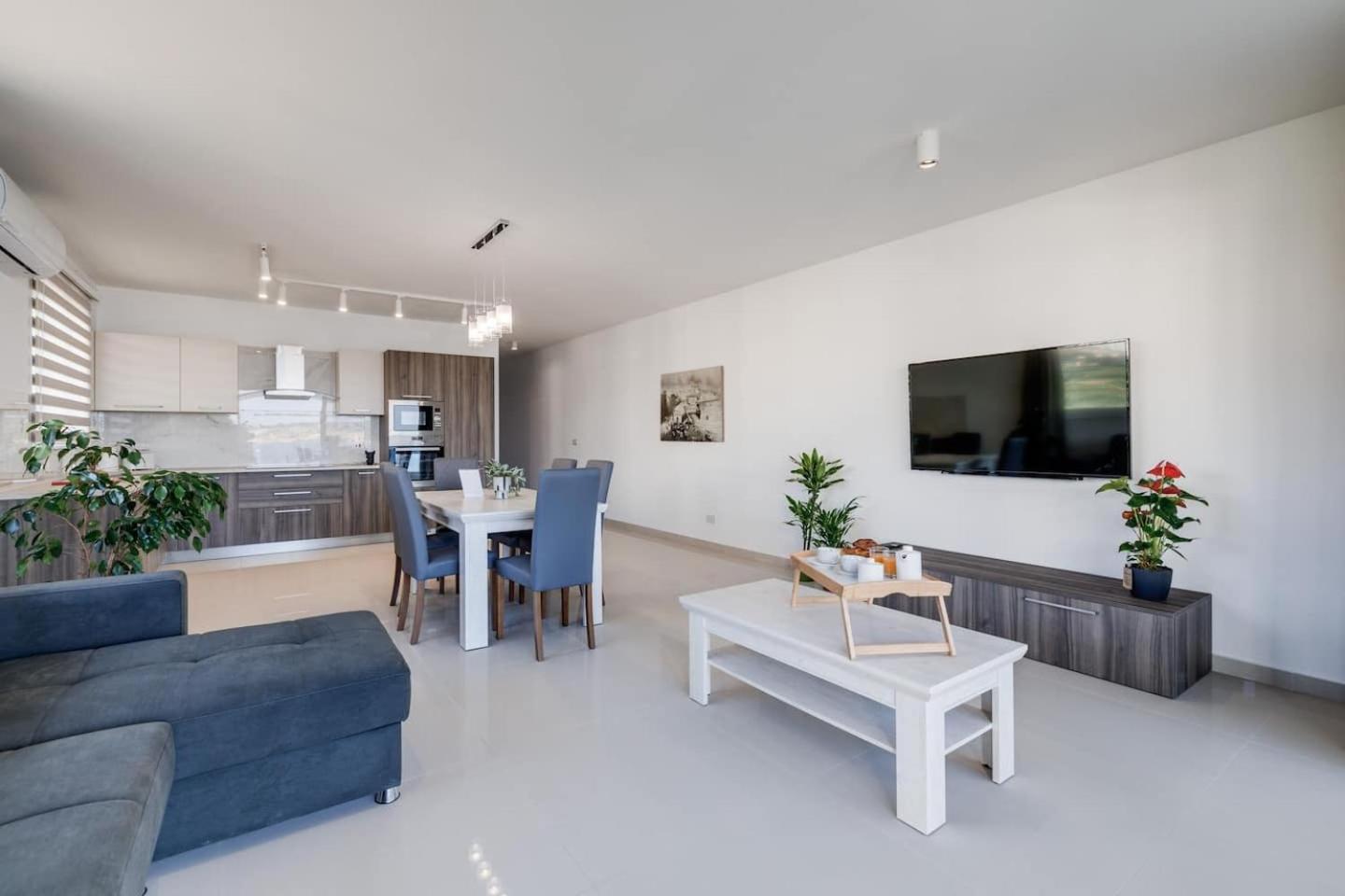 9Ten11 Seafront By Homely Mellieha Bagian luar foto