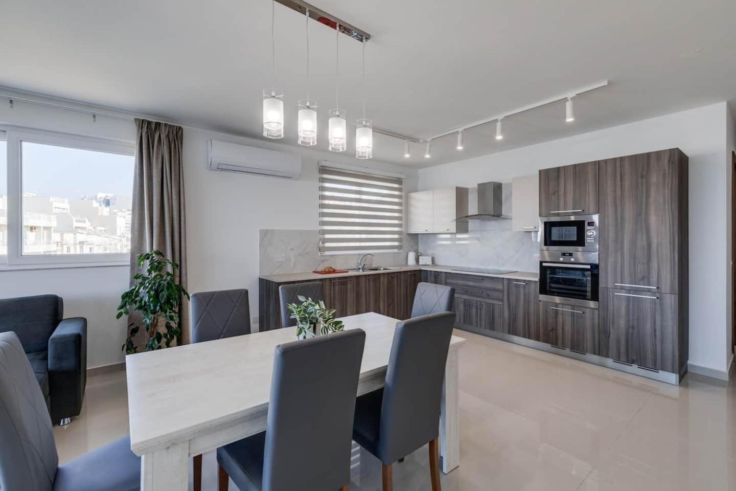 9Ten11 Seafront By Homely Mellieha Bagian luar foto