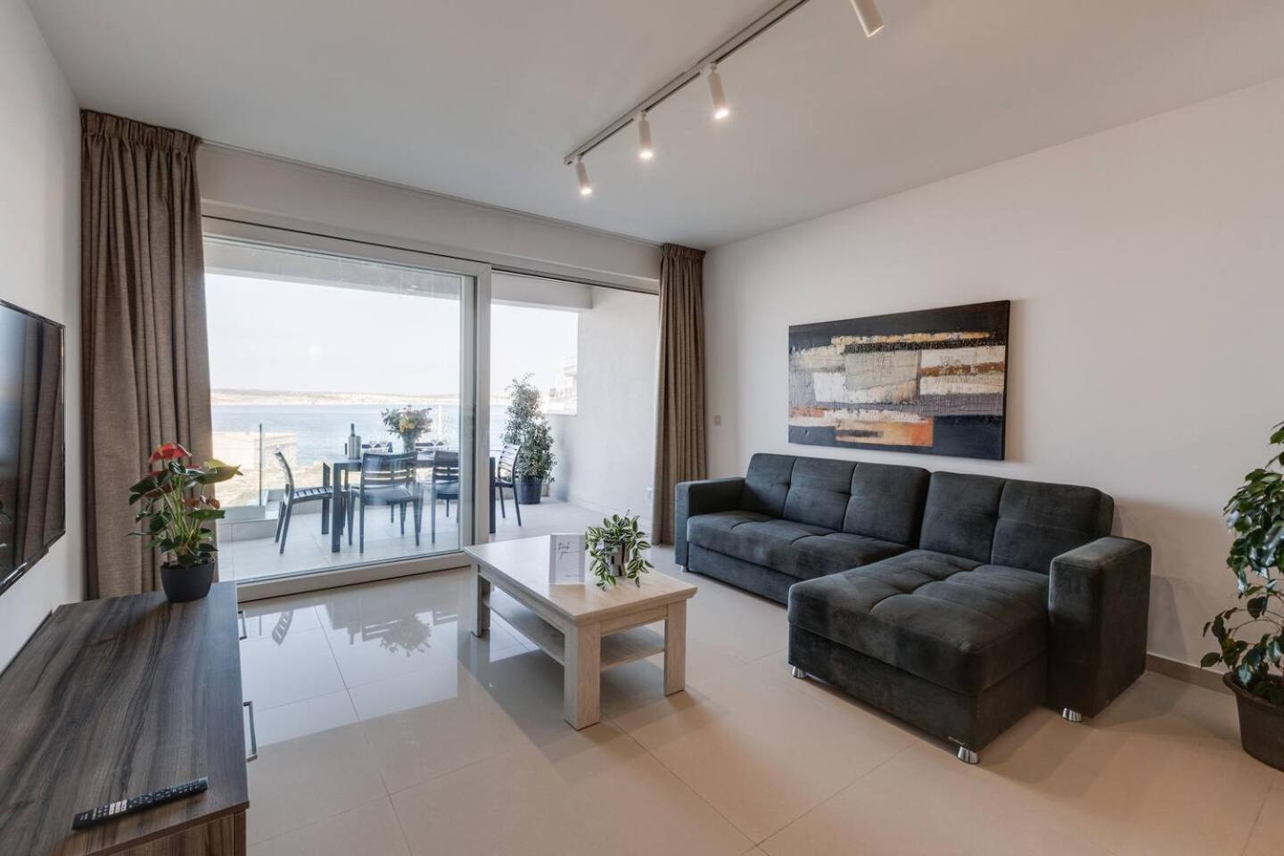 9Ten11 Seafront By Homely Mellieha Bagian luar foto
