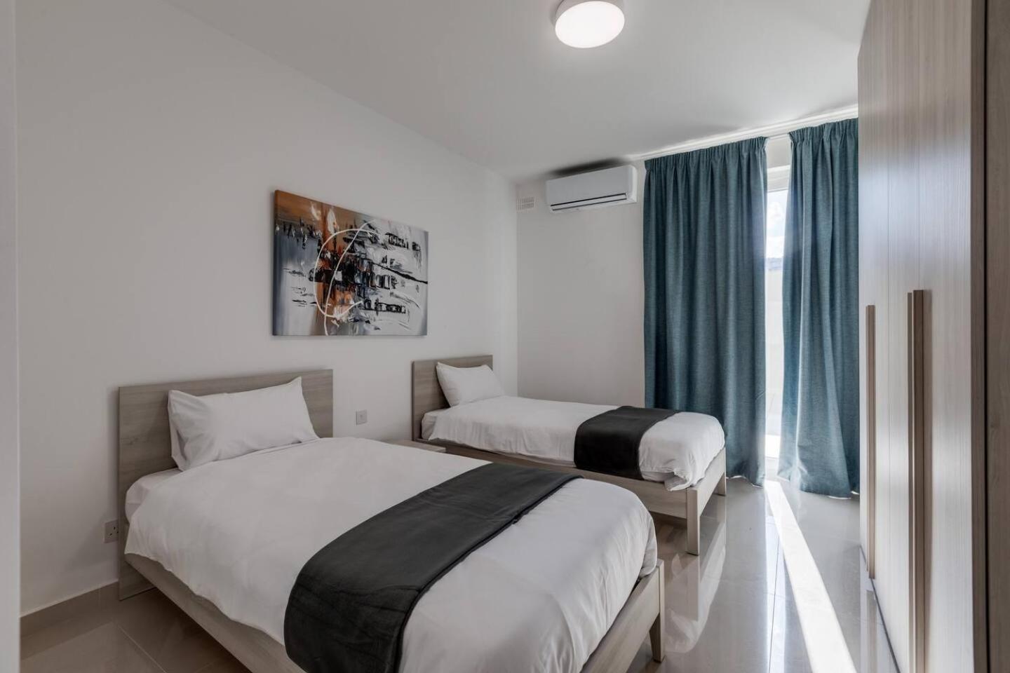 9Ten11 Seafront By Homely Mellieha Bagian luar foto