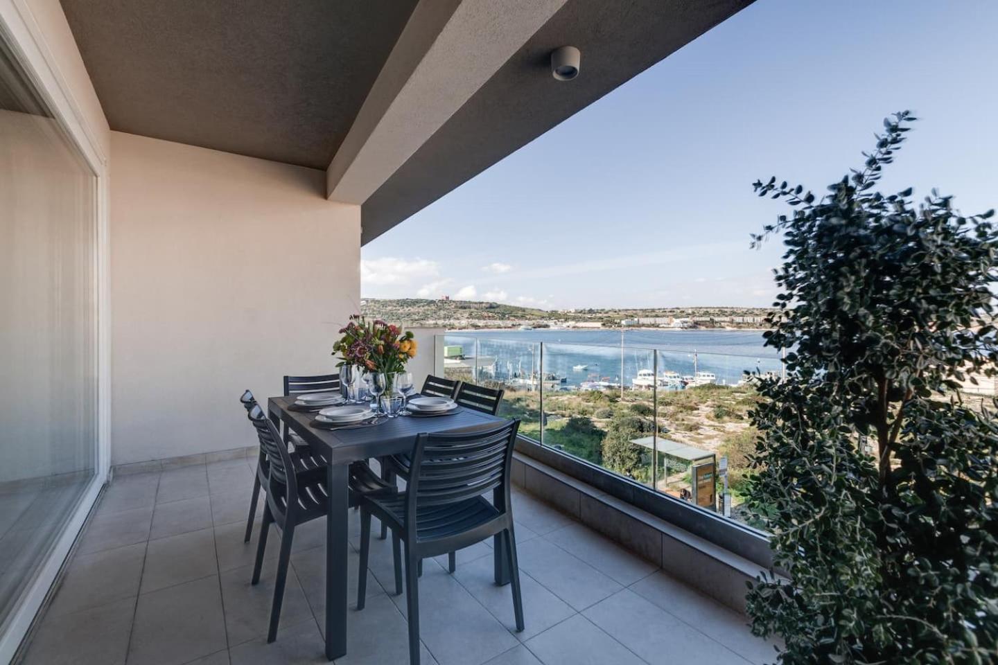 9Ten11 Seafront By Homely Mellieha Bagian luar foto