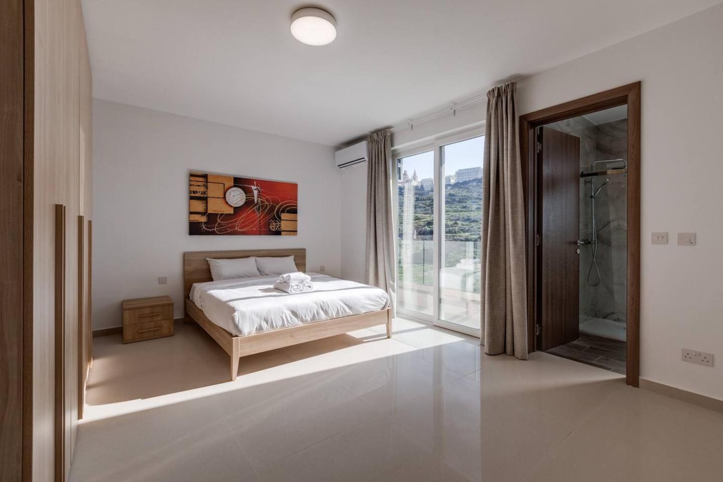 9Ten11 Seafront By Homely Mellieha Bagian luar foto