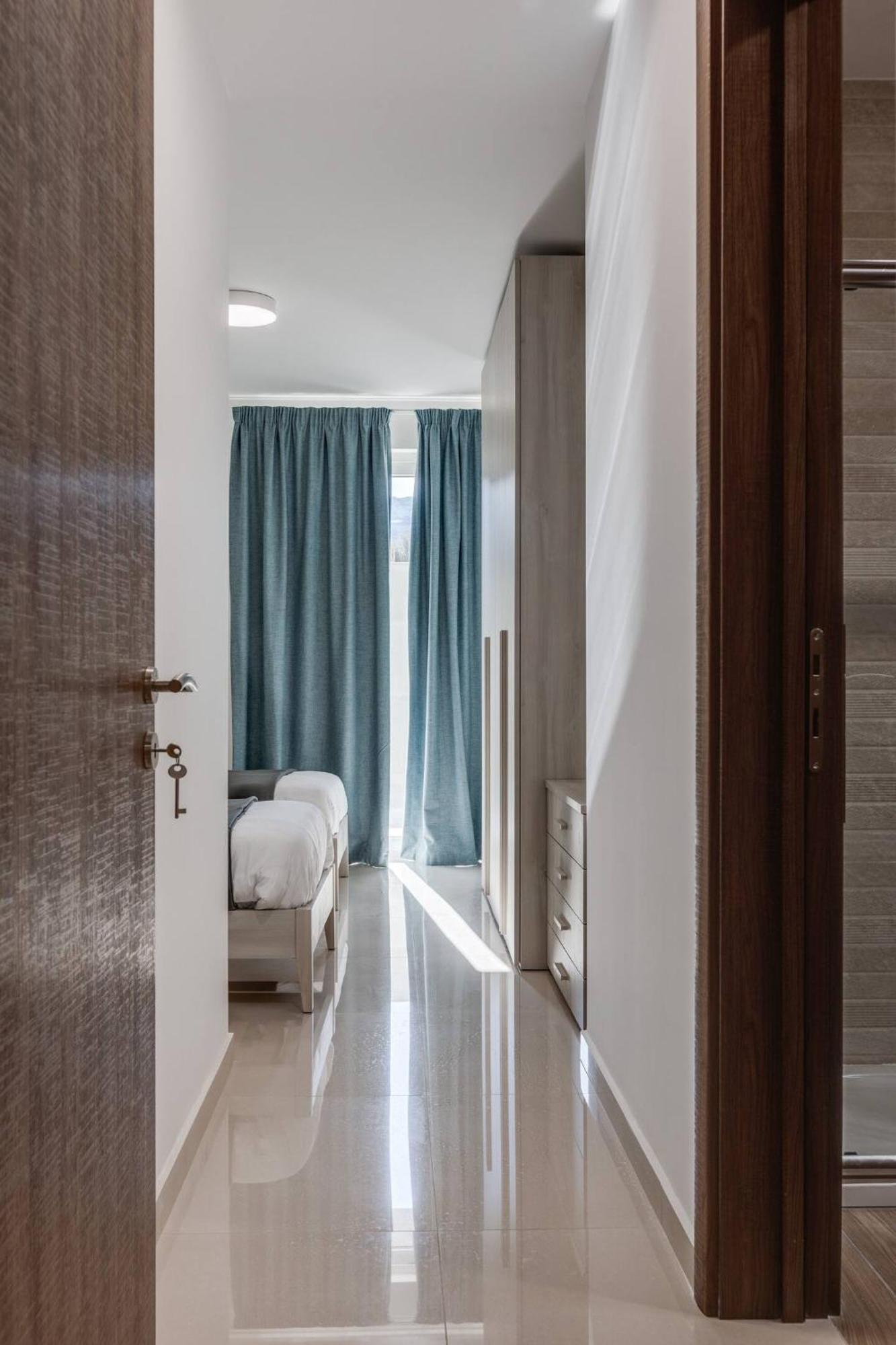 9Ten11 Seafront By Homely Mellieha Bagian luar foto